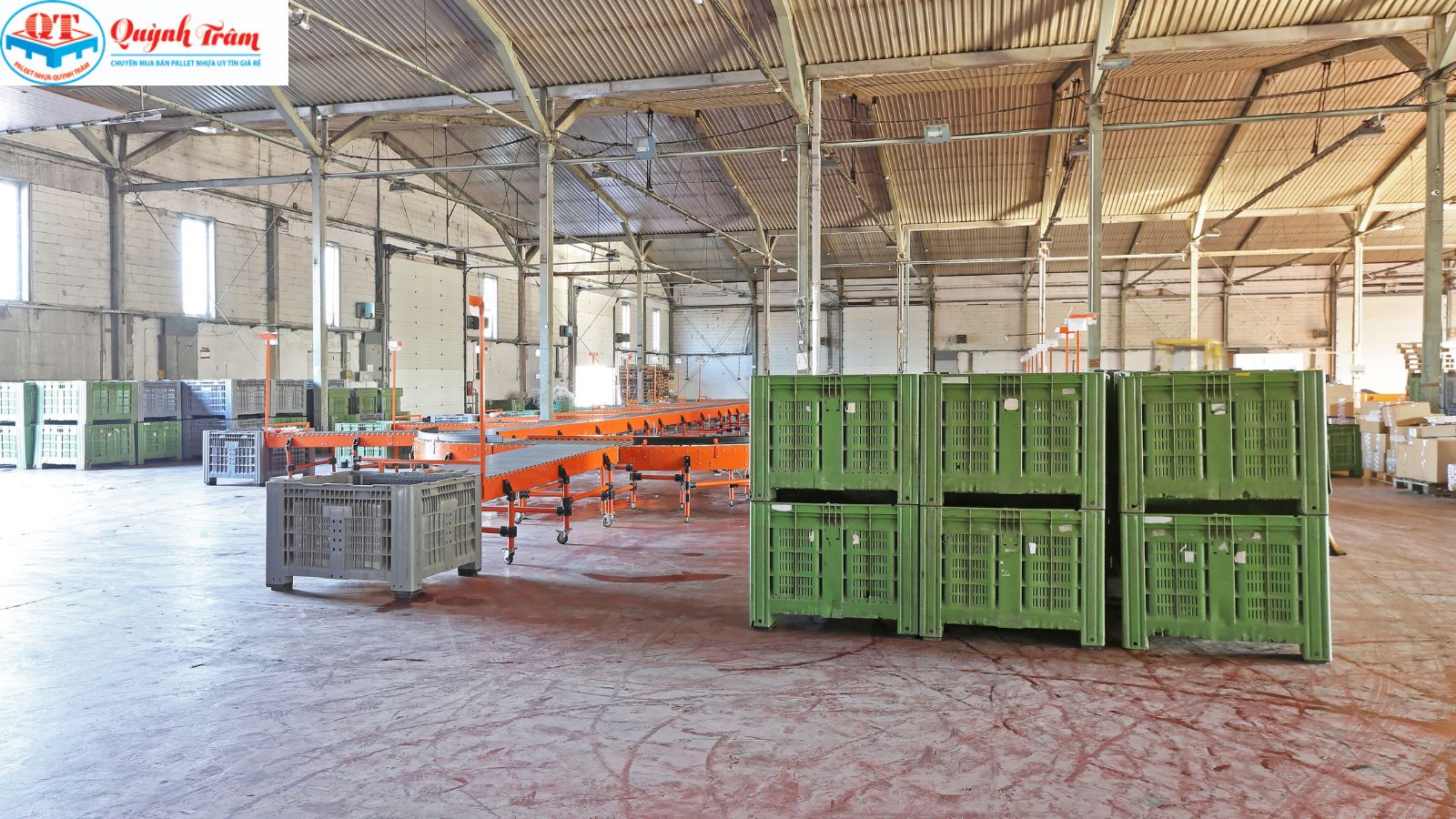 Pallet nhựa bền hơn pallet gỗ, không thấm nước, dễ vệ sinh.