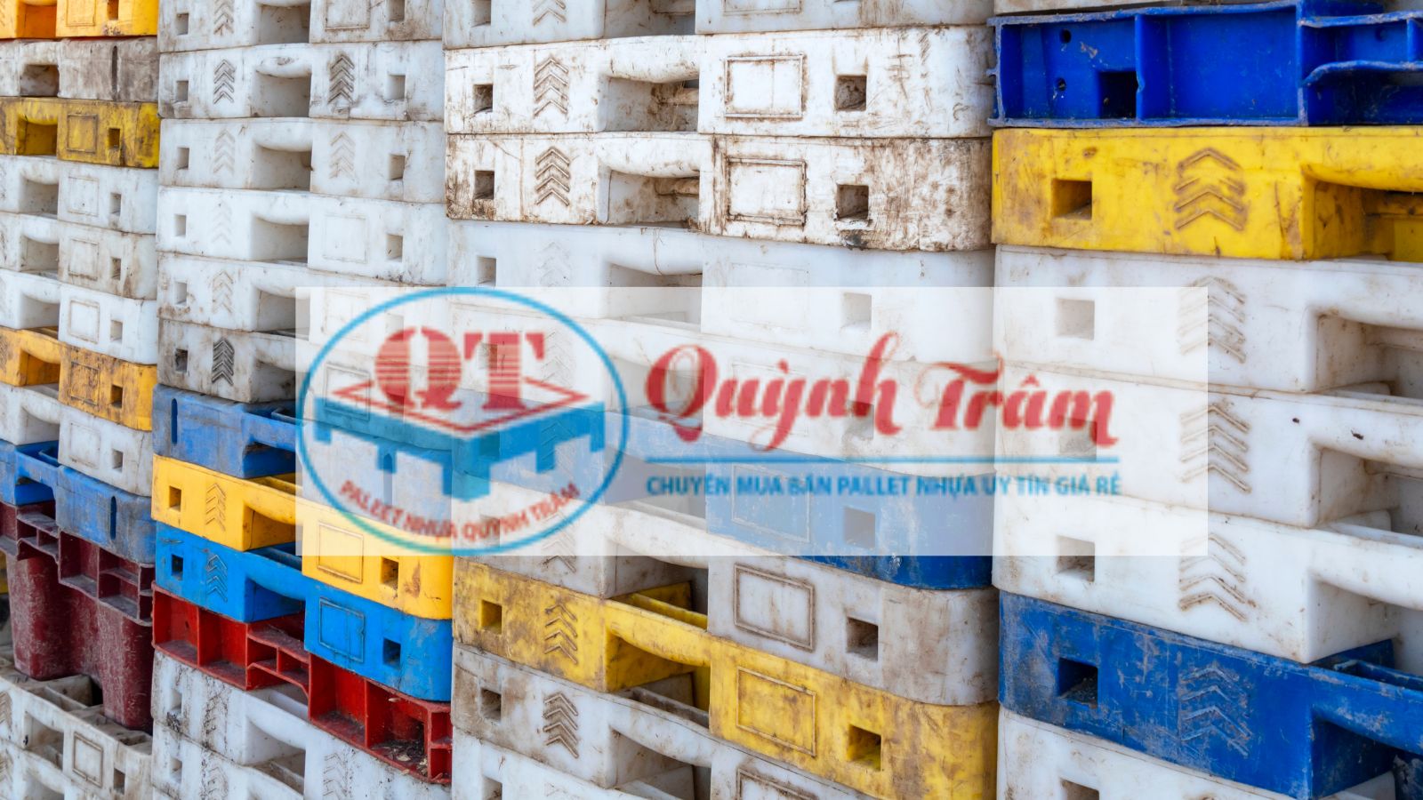 Nên tránh xa: Các loại pallet màu đen xỉn, bề mặt sần sùi.