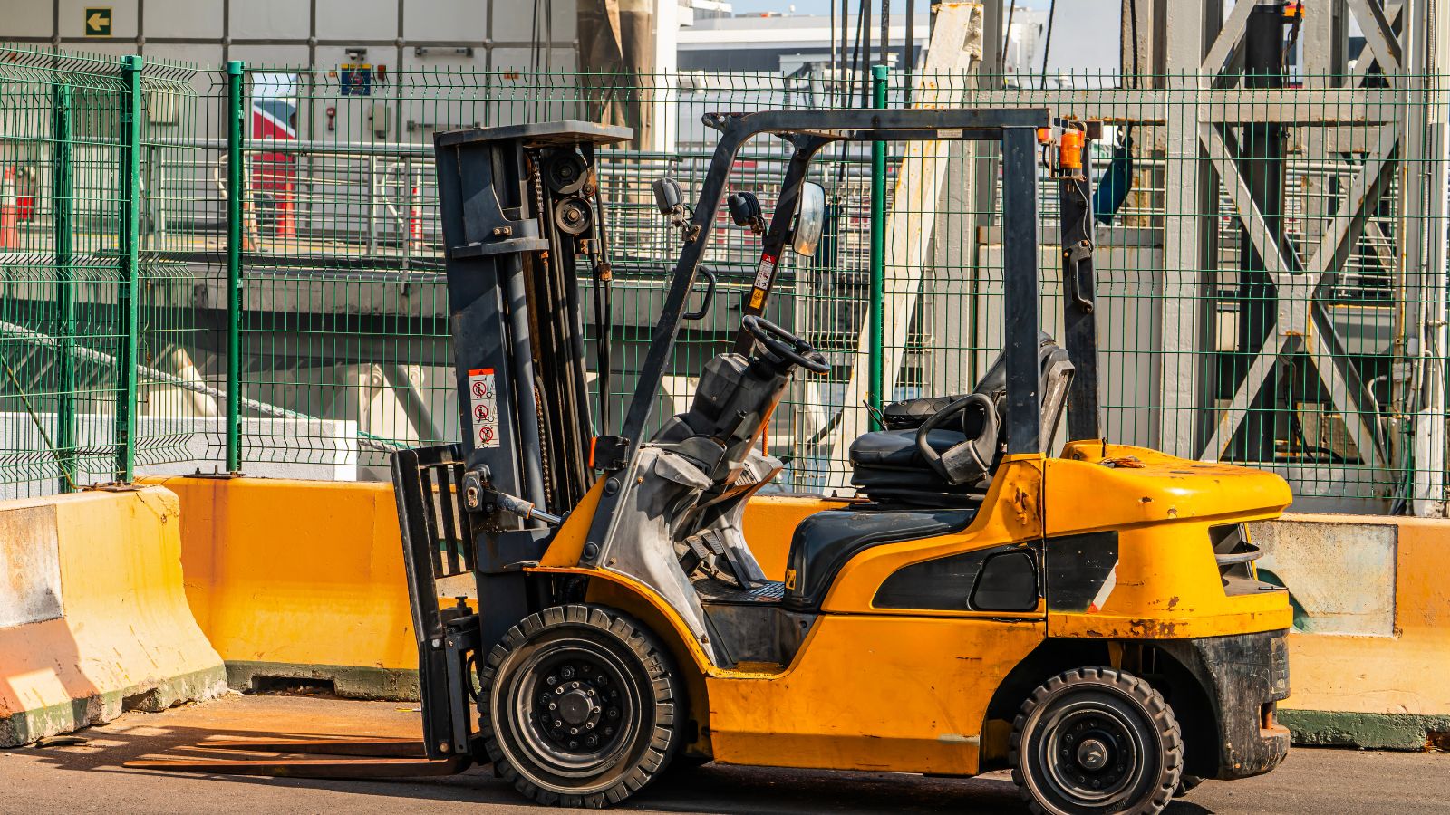 Pallet nhựa Lâm Đồng dùng xe nâng tay hay xe nâng máy? 